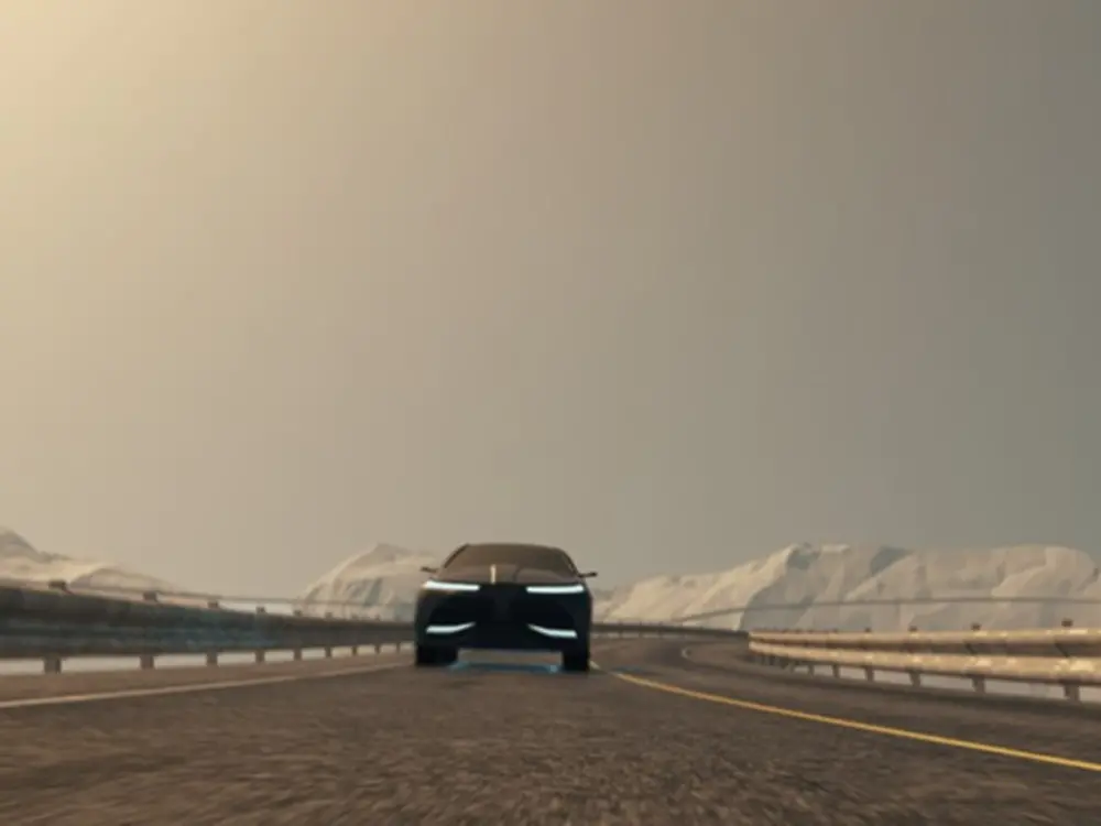 سيارة تقود على الشارع مع جبال مغطاة بالثلوج في الخلف