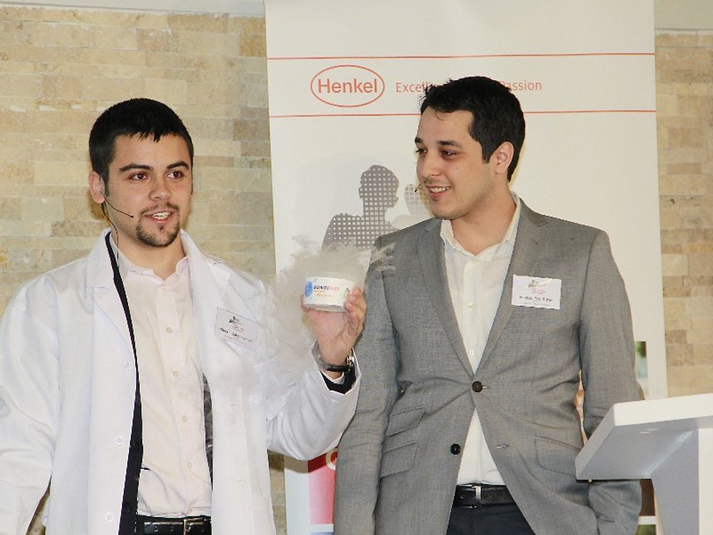Die türkischen Gewinner mit dem Prototyp ihres Produktkonzepts „Bonderite Smart Hygiene“.
