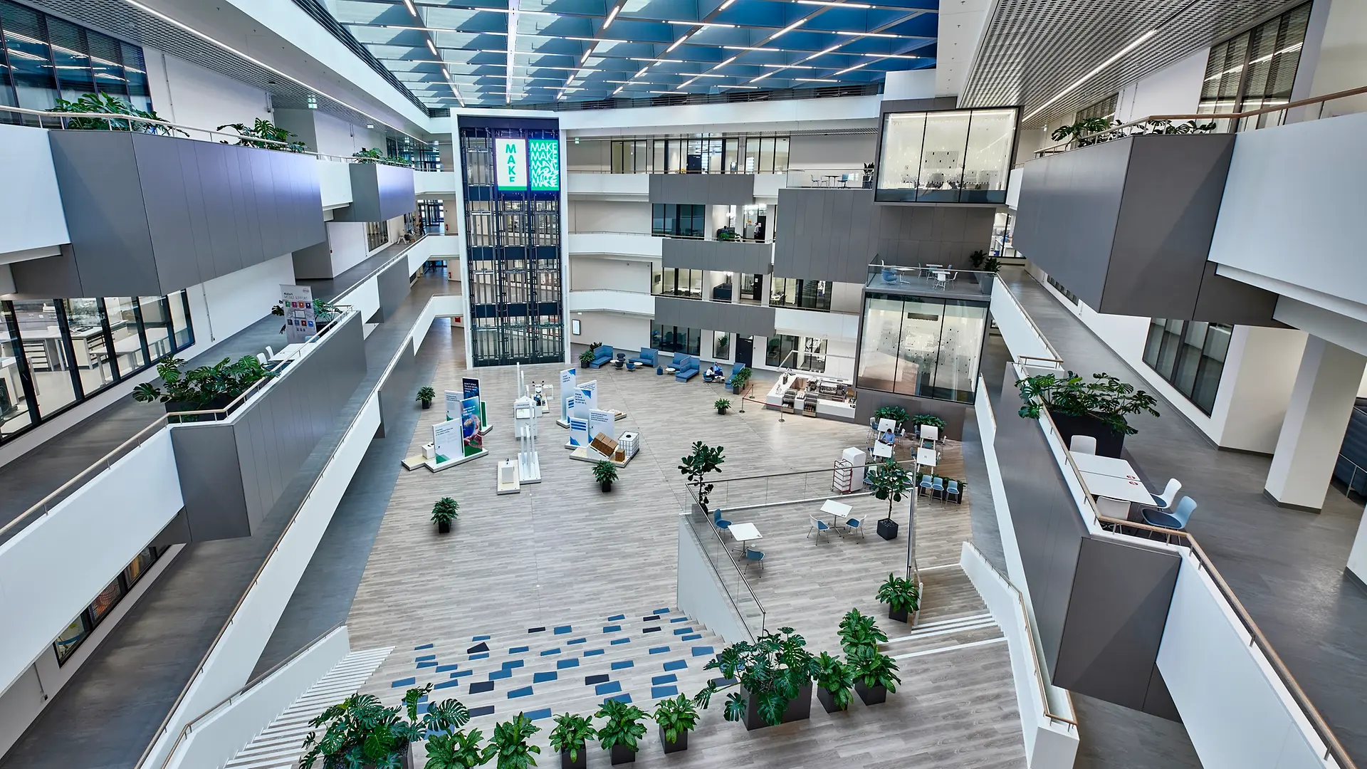 منظر داخلي لفناء مركز الإلهام في دوسلدورف (ICD)، مع الفناء الكبير في الوسط والمختبرات عالية التقنية ذات الواجهات الزجاجية الممتدة على أربعة طوابق.