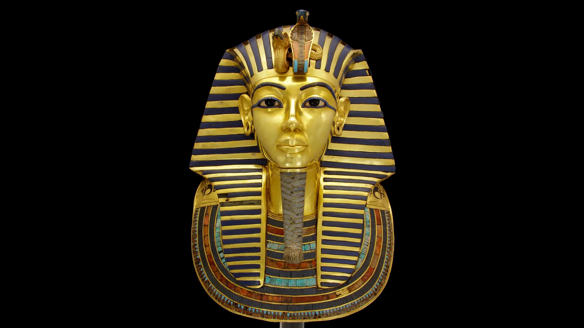 
The resotred death mask of Pharaoh Tutenkhamun