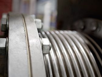 Loctite LB 8150 Anti-Seize protects fastening bolts of an expansion joint in an exhaust pipe.
