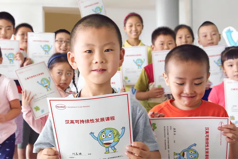 
The Sustainability Ambassador Program engages Henkel employees in conveying the importance of sustainability to others: By sharing information about sustainability with school children or even customers, they help support SDG 4 (quality education).