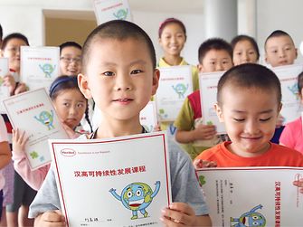 The Sustainability Ambassador Program engages Henkel employees in conveying the importance of sustainability to others: By sharing information about sustainability with school children or even customers, they help support SDG 4 (quality education).