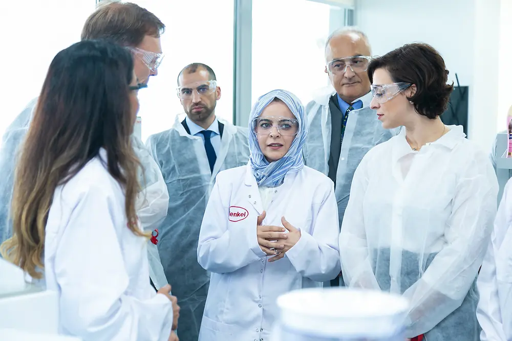 أولفا عويدة، رئيسة البحث والتطوير للشرق الأوسط وأفريقيا، العناية بالجمال (وسط) تقوم بعرض مرافق المختبر الجديد